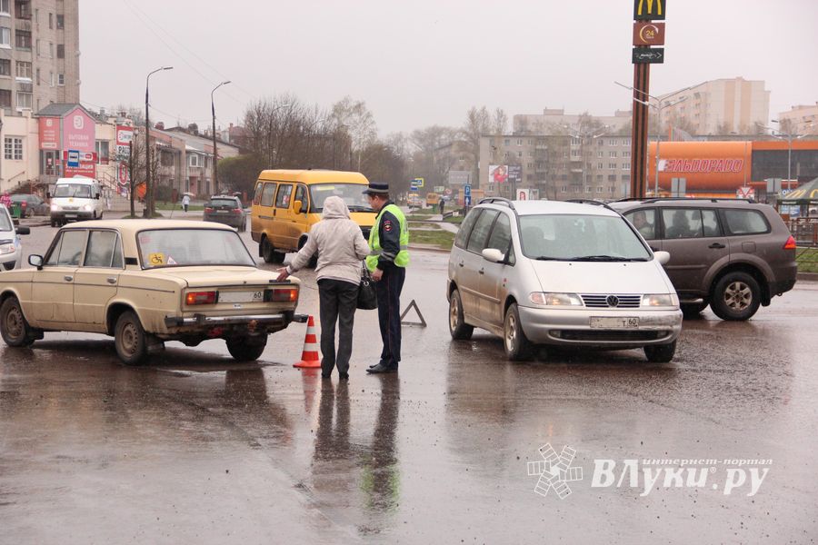 Ну не умеют в Великих Луках ездить по кольцу