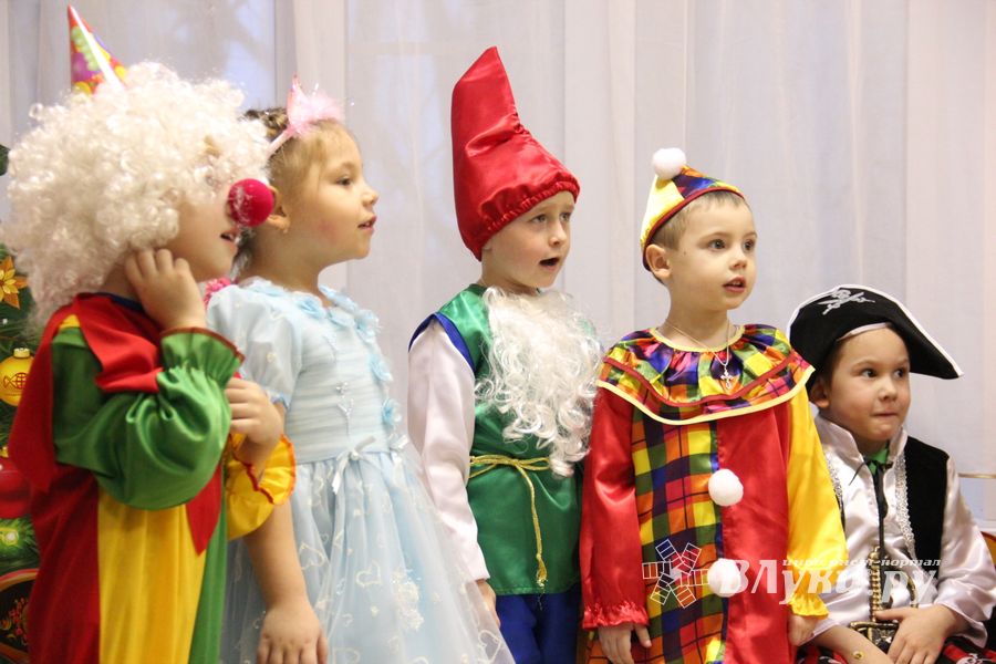 В детских садах Великих Лук проходят новогодние утренники (ФОТО)