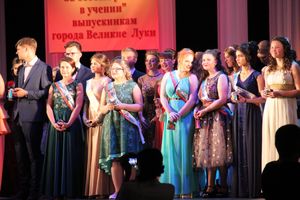 В Великих Луках выпускникам вручили медали «За особые успехи в учении» (ФОТО)