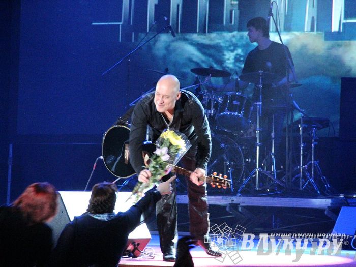 В Великих Луках состоялся концерт Дениса Майданова