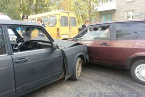 В Великих Луках столкнулись «восьмерка» и «семерка» (ФОТО)