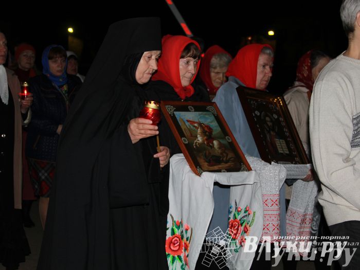 Крестным ходом встредили великолучане светлый праздник Пасхи