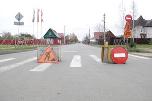 В Великих Луках неизвестный водитель, попав в ДТП, бросил автомобиль и скрылся (ФОТО)