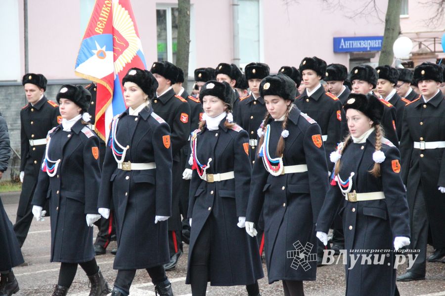 В Великих Луках прошло праздничное шествие (ФОТО)