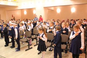 Зачем самых младших учеников 13-й школы испачкали мелом (ФОТО)