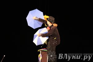 Шоу магических зонтиков и мыльных пузырей увидели юные великолучане