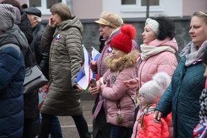 В Великих Луках прошло праздничное шествие (ФОТО)