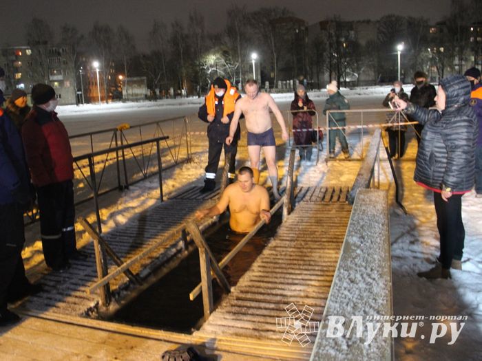 В Великих Луках проходят крещенские купания (ФОТО)