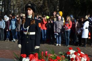День защитника отечества в Великих Луках отметили памятным митингом и салютом