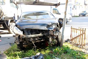 ДТП на перекрёстке Великих Лук: Peugeot увёз эвакуатор (ФОТО)