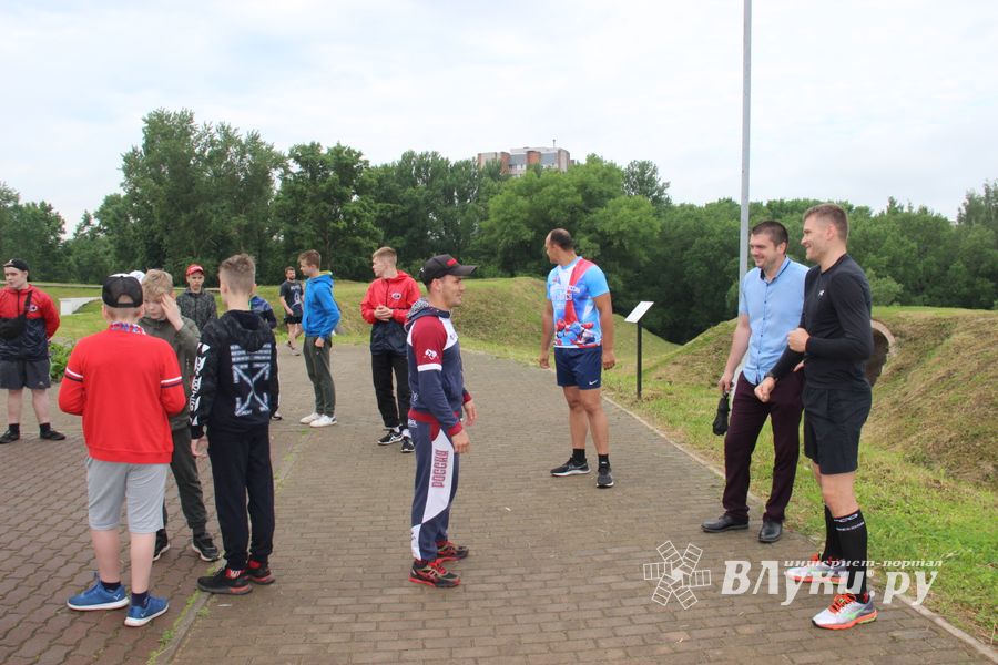 Великолучане провели зарядку с чемпионом (ФОТО)