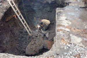 На ул. Вокзальная прорвало водопровод — дорога перекрыта (ФОТО)