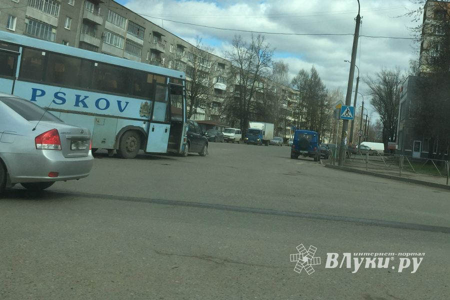 В Великих Луках произошло ДТП (фото)