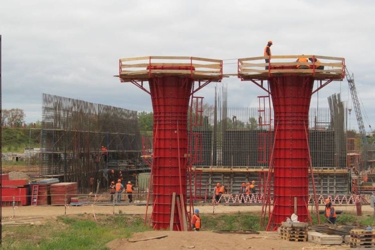 В Великих Луках продолжается строительство автодорожного путепровода через железную дорогу (ФОТО)