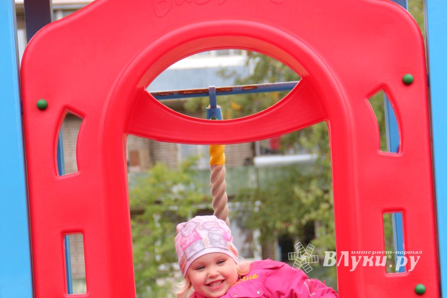 Благоустроенный сквер по улице Жукова начал радовать детей (фото)