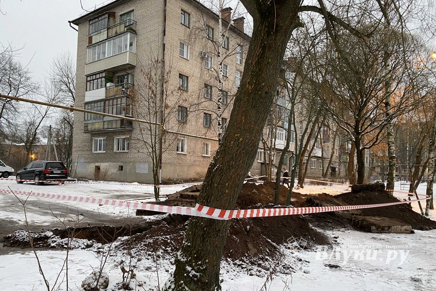 В Великих Луках восстанавливают теплоснабжение на улице Зенцовской (ФОТО)