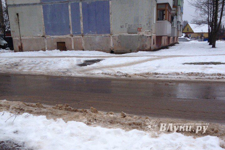 Фотофакт: провал асфальта на Гоголя в Великих Луках
