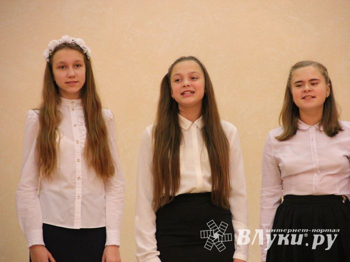 В Великих Луках ученики школы №13 поздравили своих педагогов (ФОТО)