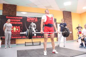 В Великих Луках прошел открытый городской турнир по пауэрлифтингу (фото)