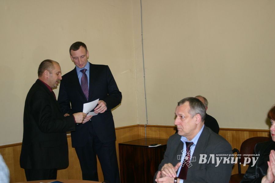 Удостоверение вручается А.Козловскому