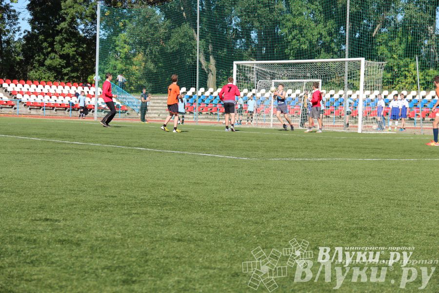 В Великих Луках стартовал открытый турнир по футболу