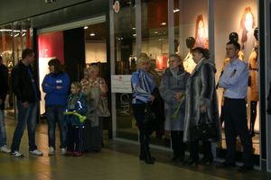 Торговый центр «Апельсин» поздравил прекрасных дам с праздником весны