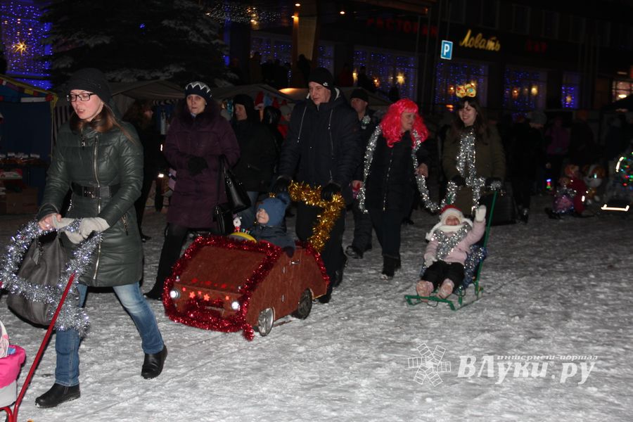 В Великих Луках зажглась новогодная ёлка (ФОТО)