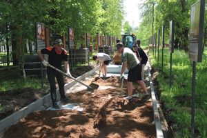 Идёт благоустройство Аллеи памяти 6-й роты в Великих Луках (ФОТО)