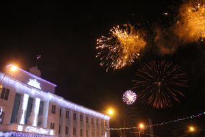 В Великих Луках зажгли Ёлку (ФОТО)