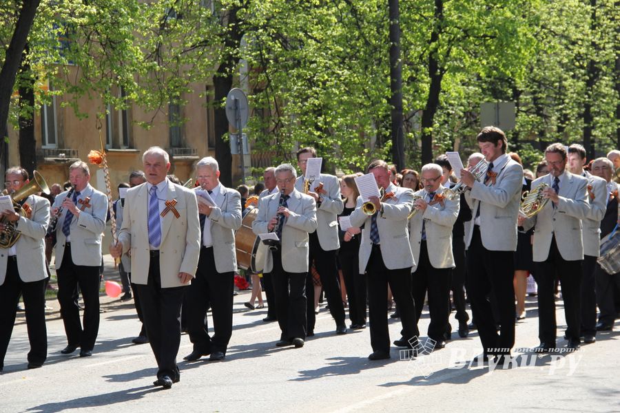 9 мая в Великих Луках. Шествие и салют