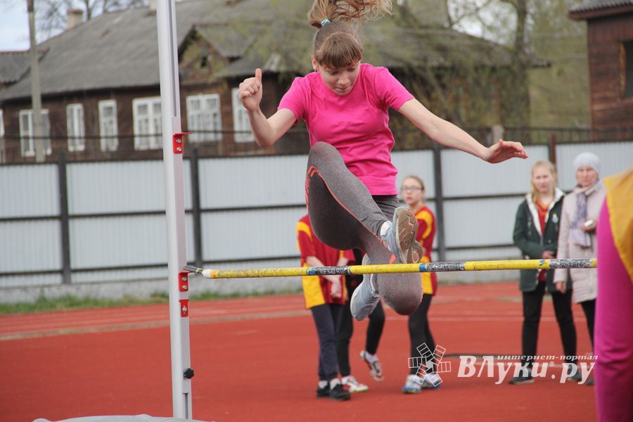 В Великих Луках проходят соревнования «Шиповка юных» (ФОТО)