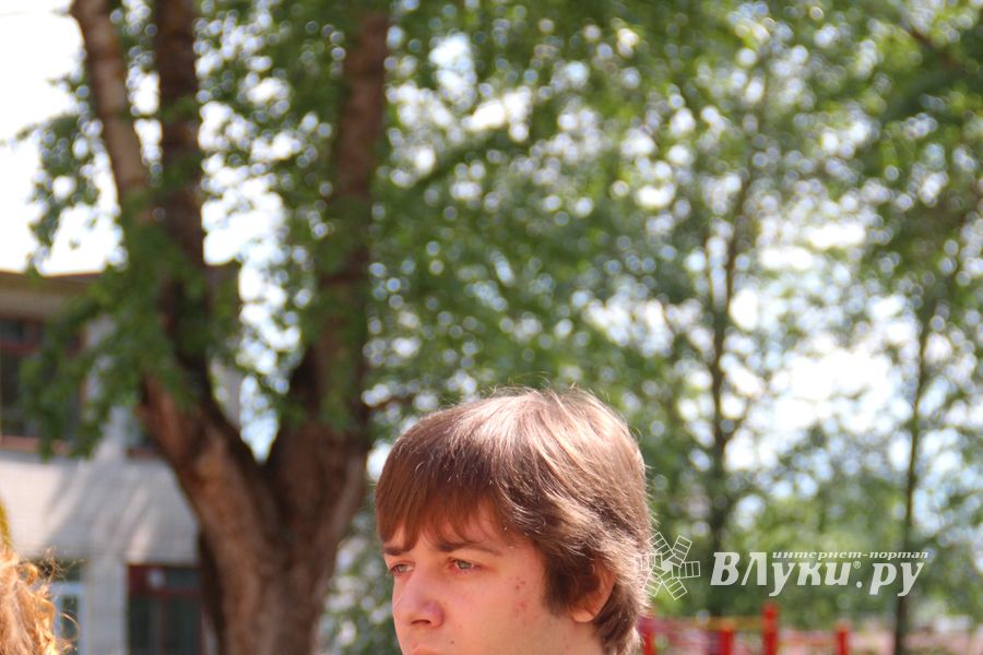 В Великих Луках прозвенели «последние» звонки (ФОТО)