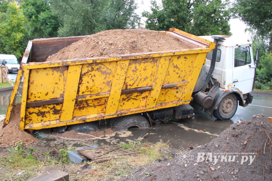 На проспекте Гагарина в Великих Луках провалился грузовик (ФОТО)