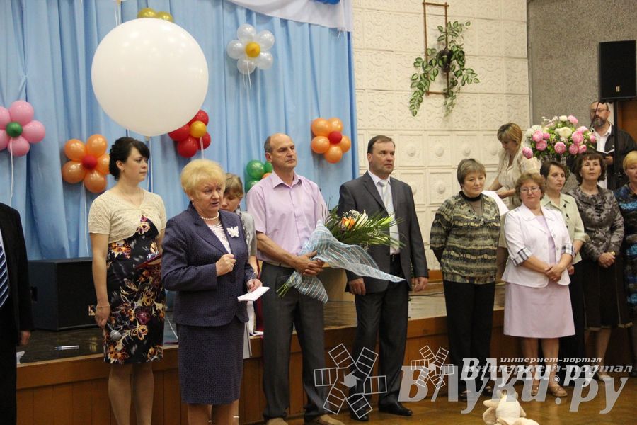 «Последний звонок» в школах Великих Лук