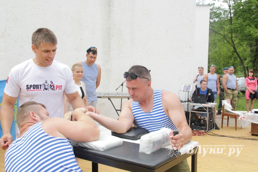 В Великих Луках отмечают День ВДВ (ФОТО)