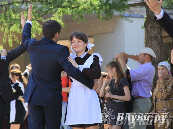 В Великих Луках прозвенели «Последние звонки»