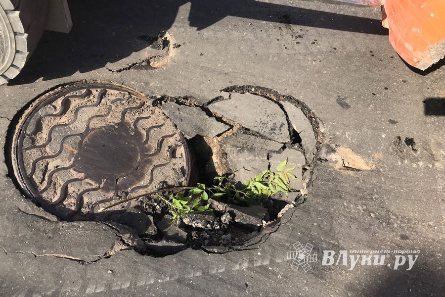 На проспекте Октябрьском провалился асфальт (ФОТО)