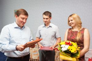 Андрей Турчак вручил сертификат на приобретение жилья молодой многодетной семье Шкляр (фото)