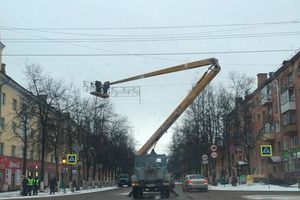 Фотофакт: ​В Великих Луках на проспекте Ленина убирают уличные новогодние украшения