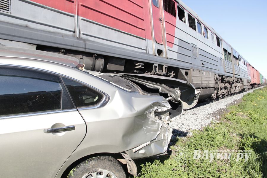 Фоторепортаж: ДТП на железнодорожном переезде в Великих Луках