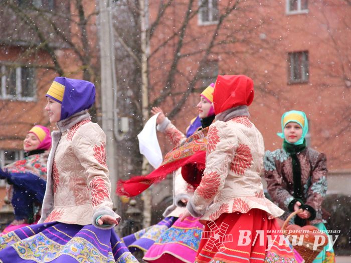 В Великих Луках сожгли Масленицу (фото)