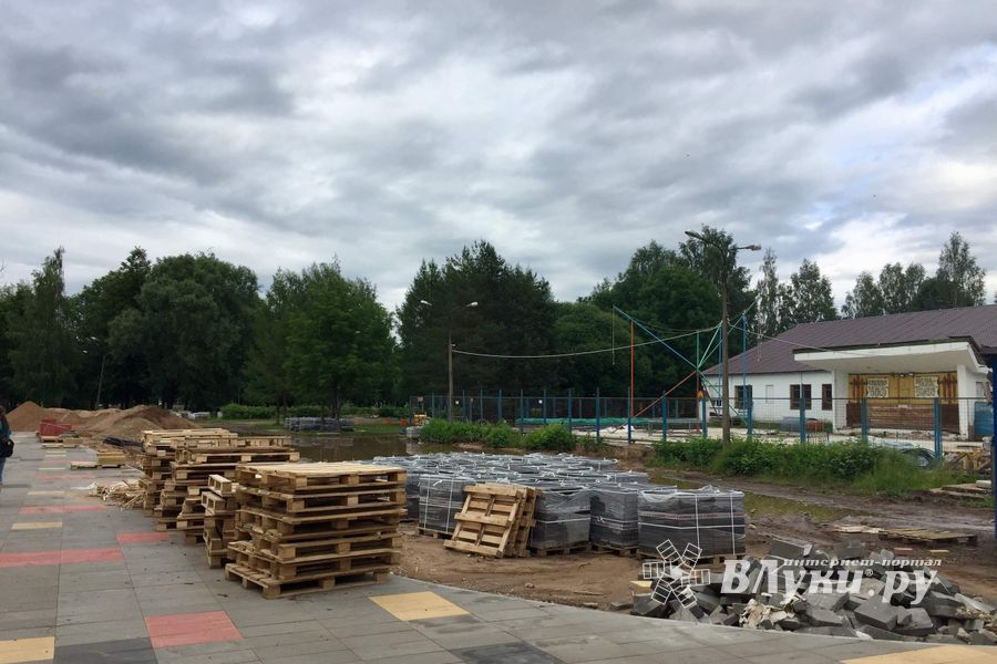 В Великих Луках убрали старое колесо обозрения (ФОТО)