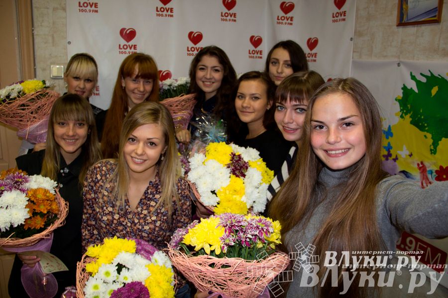 Победительницы великолукского конкурса #МиссСелфи2014 получили подарки