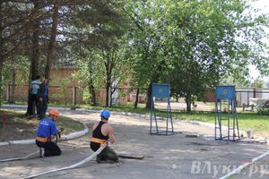 В Великих Луках прошли соревнования среди пожарных
