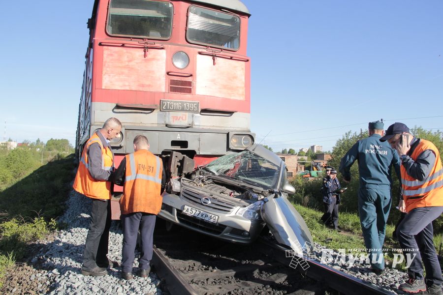 Фоторепортаж: ДТП на железнодорожном переезде в Великих Луках