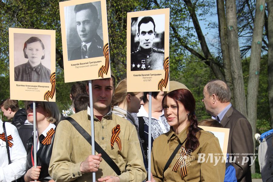 Парад Победы в Великих Луках (фото)