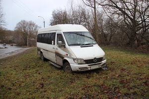 На улице Пушкина водитель врезался в дерево (ФОТО)