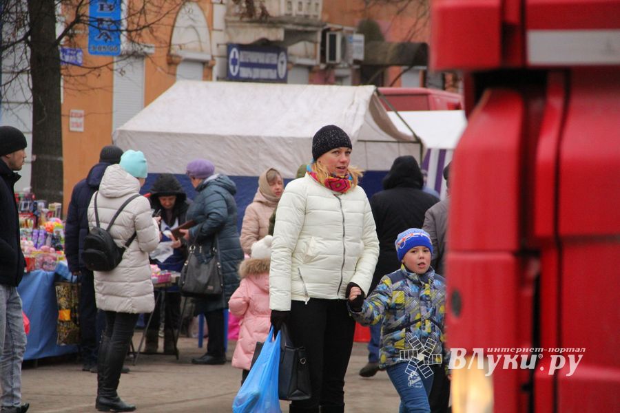 Негабаритный автопоезд вновь следует по улицам Великих Лук