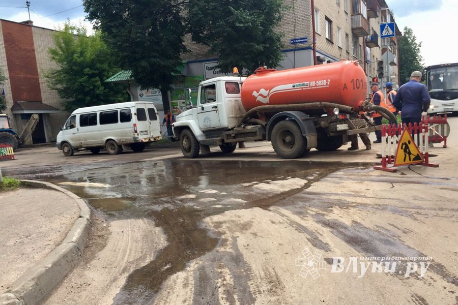Ремонтировать ул. К. Либкнехта мешают припаркованные автомобили (ФОТО)