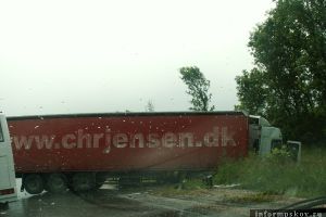 На подъезде к Острову произошло ДТП с участием фуры и нескольких легковых автомобилей (ФОТО)